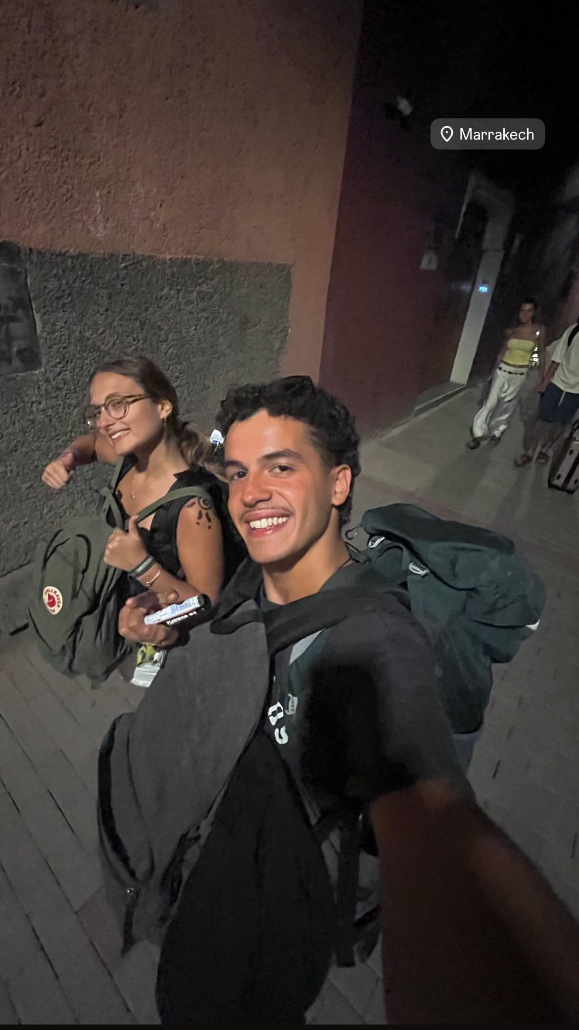 Amigos chegam a Marraquexe com mochilas