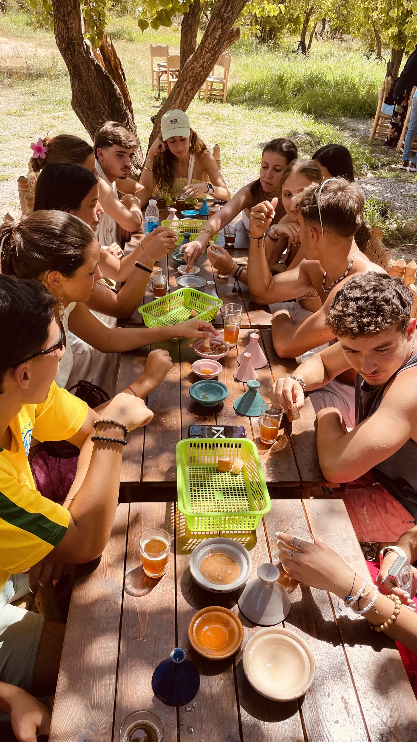 Grupo à mesa prova pão e diferentes acompanhamentos