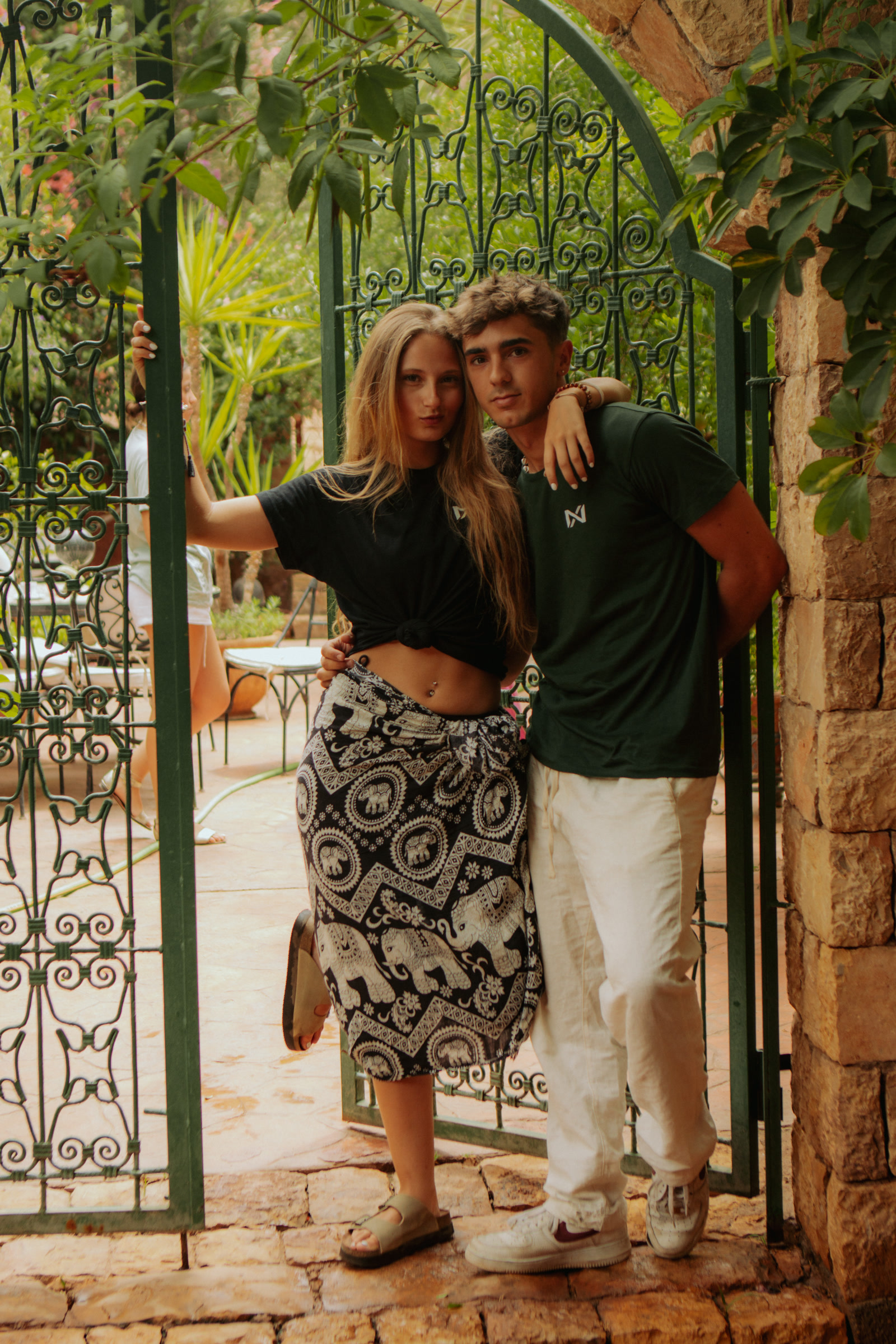 Sandra e Gustavo juntos à entrada de um jardim em Marrocos