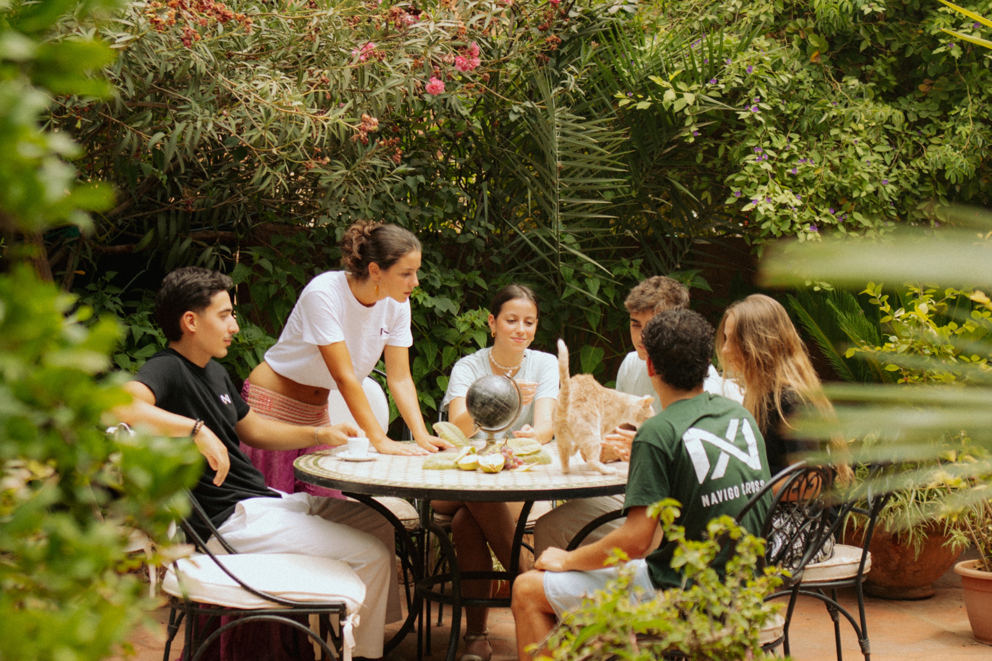 Pessoas da Navigo à conversa à volta de uma mesa no exterior