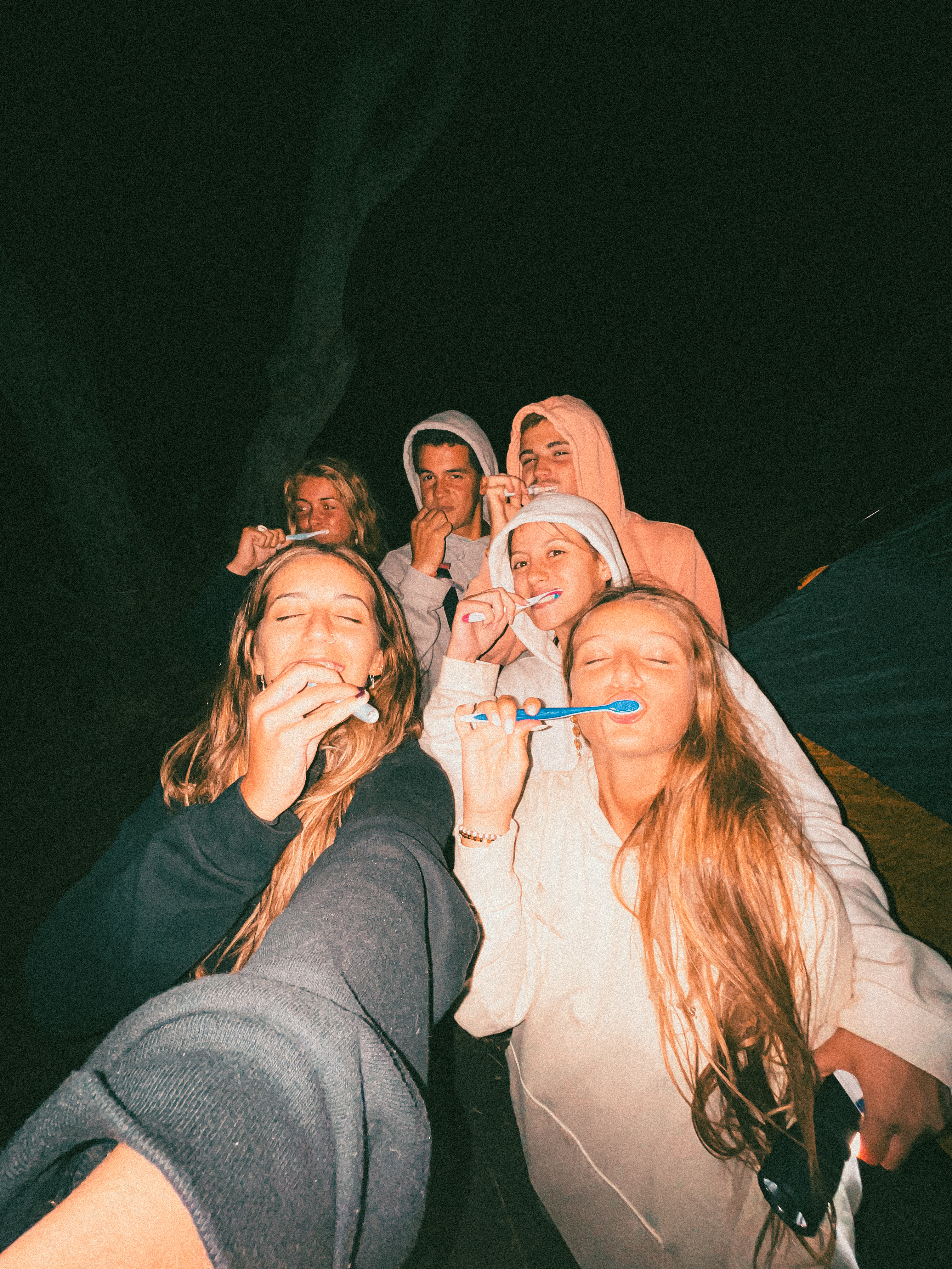 Amigos juntos numa fotografia espontânea à noite
